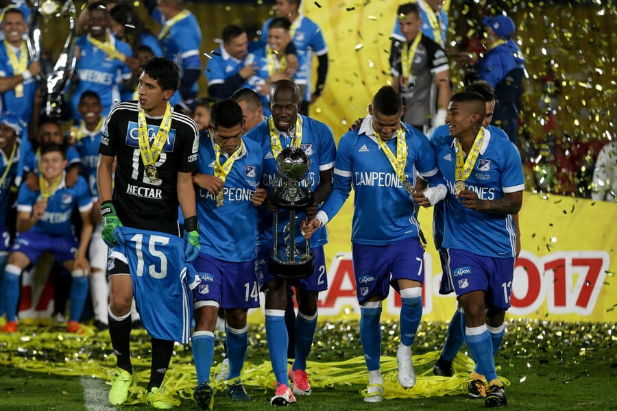 El momento cuando el azul levanta su estrella 15 al ganarle a Santa Fe en la Liga Águila 2017-II-crédito Luisa González/Colprensa
