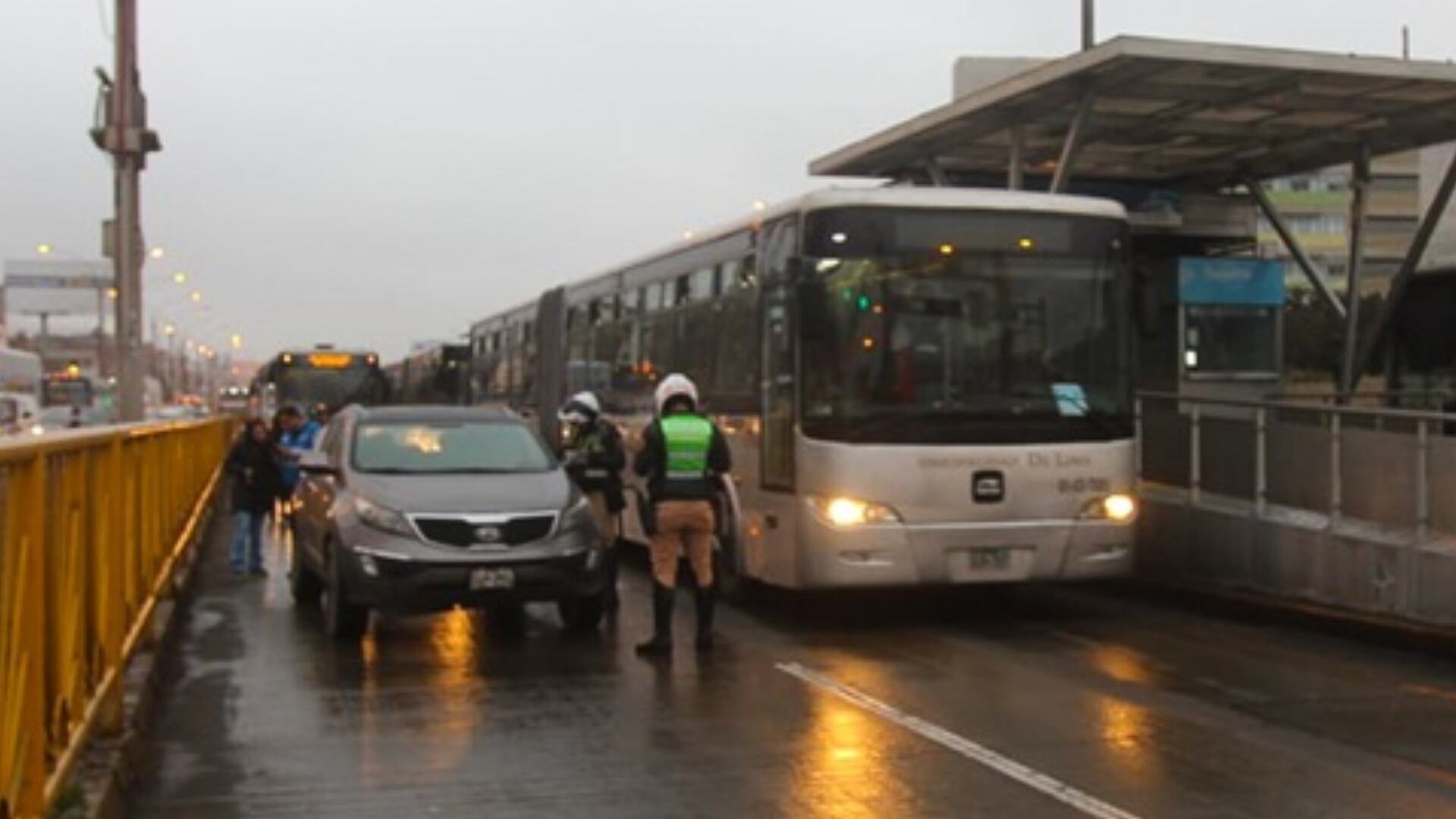 Cada infractor recibió una multa de S/ 428 y acumuló 20 puntos negativos en su récord de conductor por transitar ilegalmente por la vía del Metropolitano. Foto: ATU