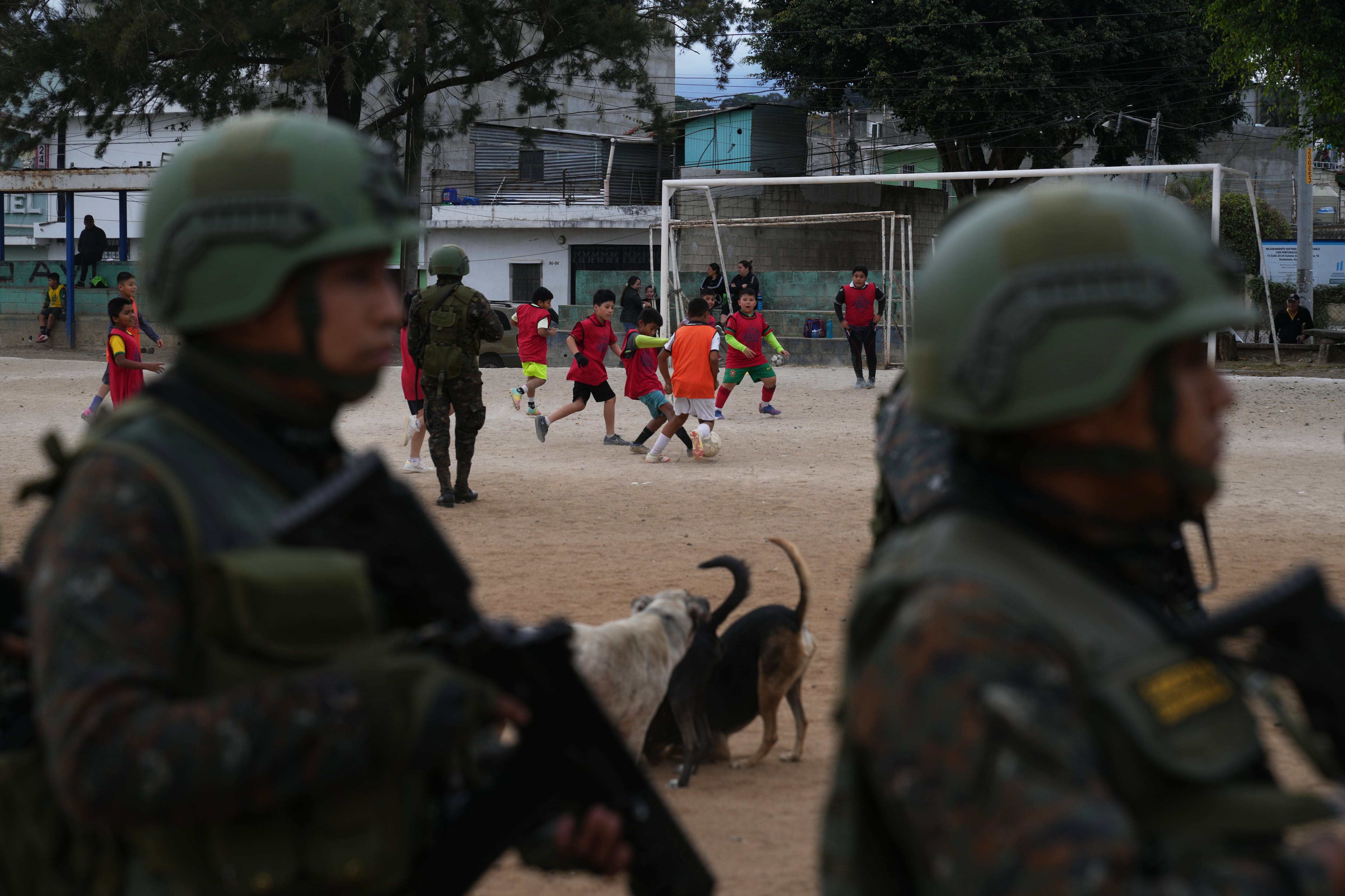 Soldados reciben instrucciones en un campo de fútbol antes de patrullar la ciudad durante el estado de emergencia tras una escalada de violencia relacionada con pandillas, en las afueras de la Ciudad de Guatemala, el martes 20 de enero de 2026. (AP Foto/Moisés Castillo)