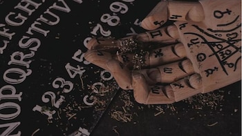 Un misterio de terror, el pacto millonario de sus creadores y los secretos de sangre que sepultó la Ouija: la historia del tablero maldito