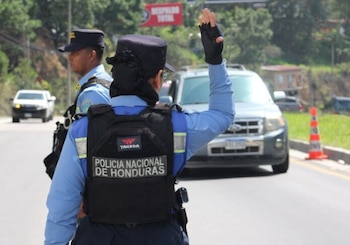Los agentes de tránsito mantienen controles en las principales carreteras para detectar infracciones y prevenir accidentes durante las vacaciones. (Foto: Redes sociales)