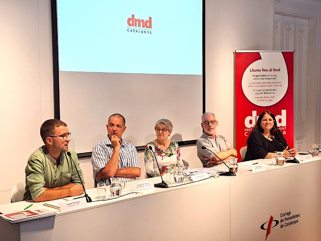 Lucas Barroso (i) narra la experiencia de su familia con la prestación de la eutanasia en el cuarto aniversario de la ley. (DMD)