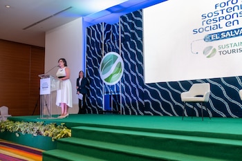 Eny Aguiñada, presidenta del Instituto Salvadoreño de Turismo (ISTU), durante su intervención en el Foro sobre Sostenibilidad y Responsabilidad Social en el Turismo en San Salvador. (Cortesía: Sustainable & Social Tourism Summit)