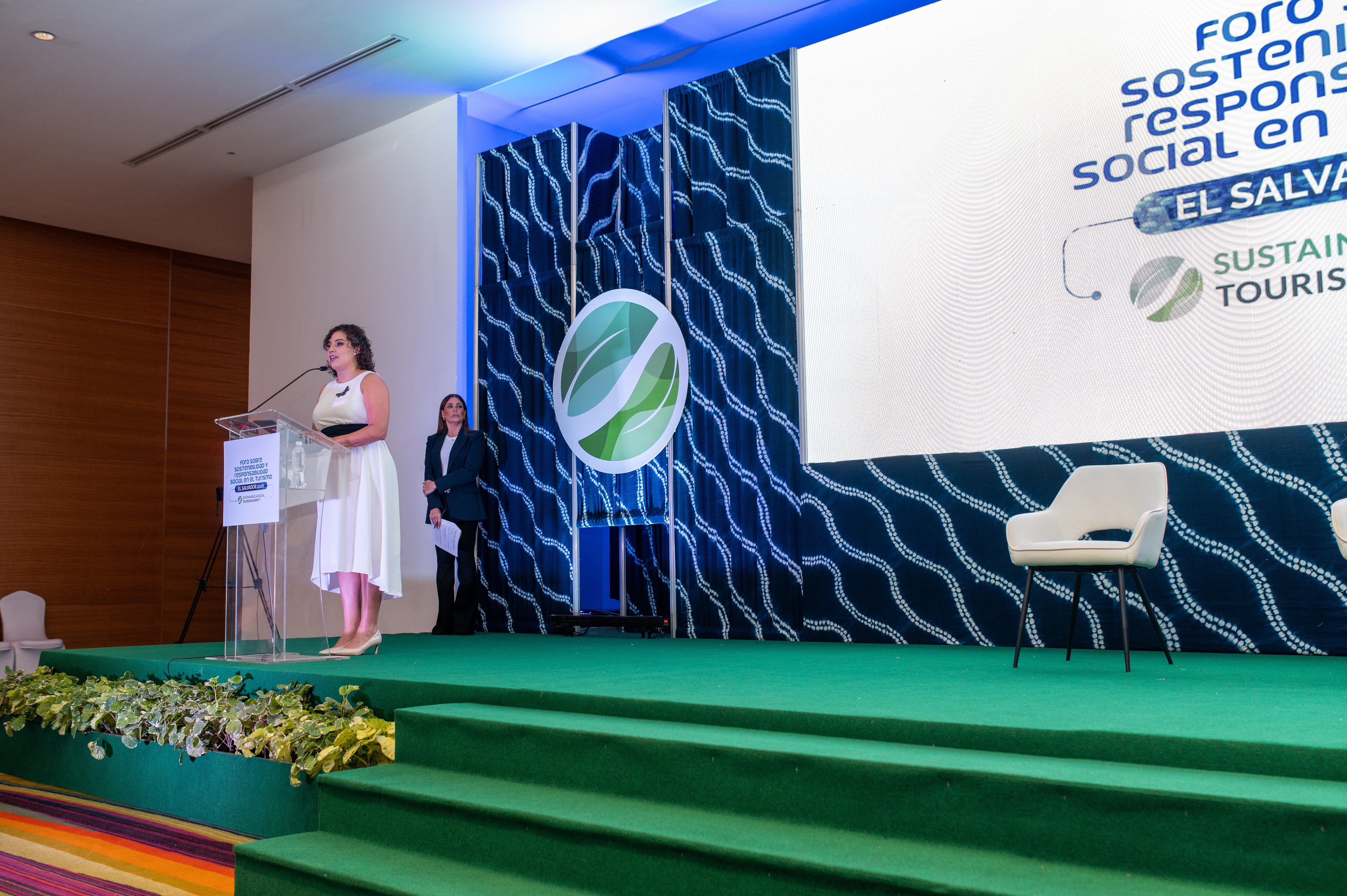 Eny Aguiñada, presidenta del Instituto Salvadoreño de Turismo (ISTU), durante su intervención en el Foro sobre Sostenibilidad y Responsabilidad Social en el Turismo en San Salvador. (Cortesía: Sustainable & Social Tourism Summit)