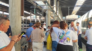 Los pasajeros del tren bajan al andén de la estación de Julio Anguita de Córdoba (Infobae)