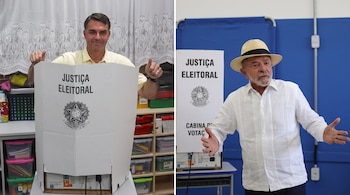 Flávio Bolsonaro en una cabina de votación a la izquierda y Luiz Inácio Lula da Silva con sombrero frente a otra cabina a la derecha