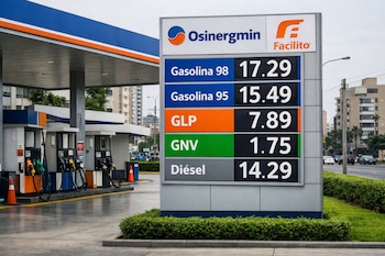 Panel de precios de combustibles (gasolina, GLP, GNV, diésel) con logos Osinergmin y Facilito. Estación de servicio, surtidores y avenida.