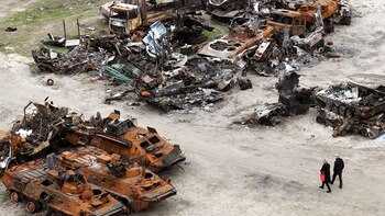 ARCHIVO - La gente pasa