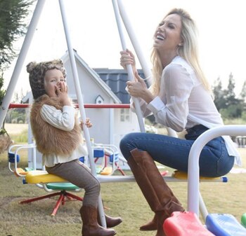 Luciana Salazar en el jardín
