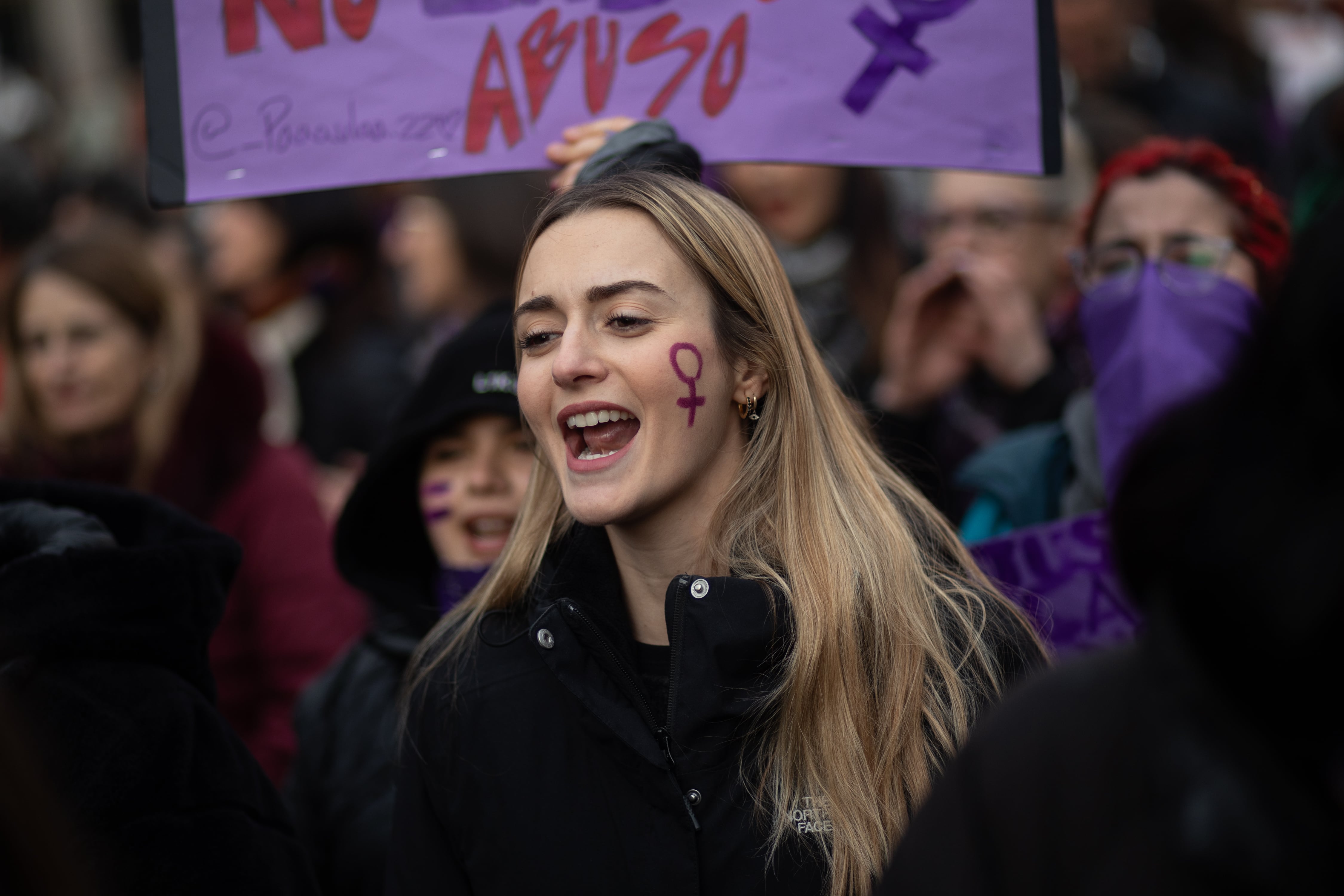 Una mujer durante la manifestación organizada por el Movimiento Feminista de Madrid por el 8M, a 8 de marzo de 2025. (Alejandro Martínez Vélez / Europa Press)