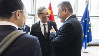 La Unión Europea y China acuerdan mantener el diálogo comercial hasta octubre