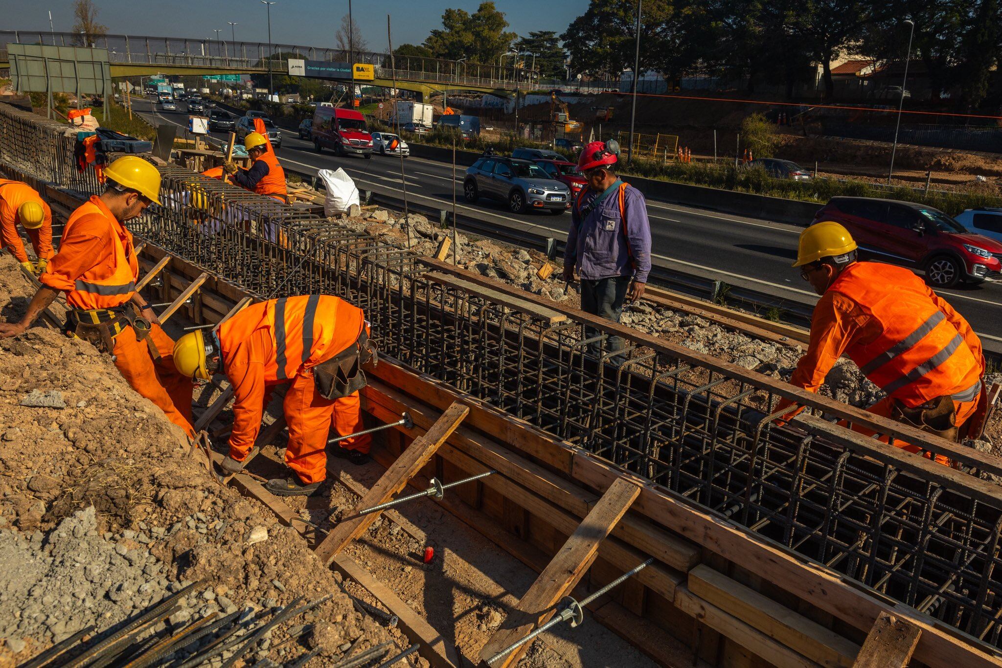 Continúan las obras en la autopista Dellepiane y a partir de este lunes cierran definitivamente un acceso sentido al centro (Foto: Twitter - Pablo Bereciartua)