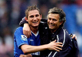 Frank Lampard del Chelsea y el entrenador José Mourinho celebran la victoria en la Premier League (Action Images vía Reuters/Darren Walsh/Foto de archivo)