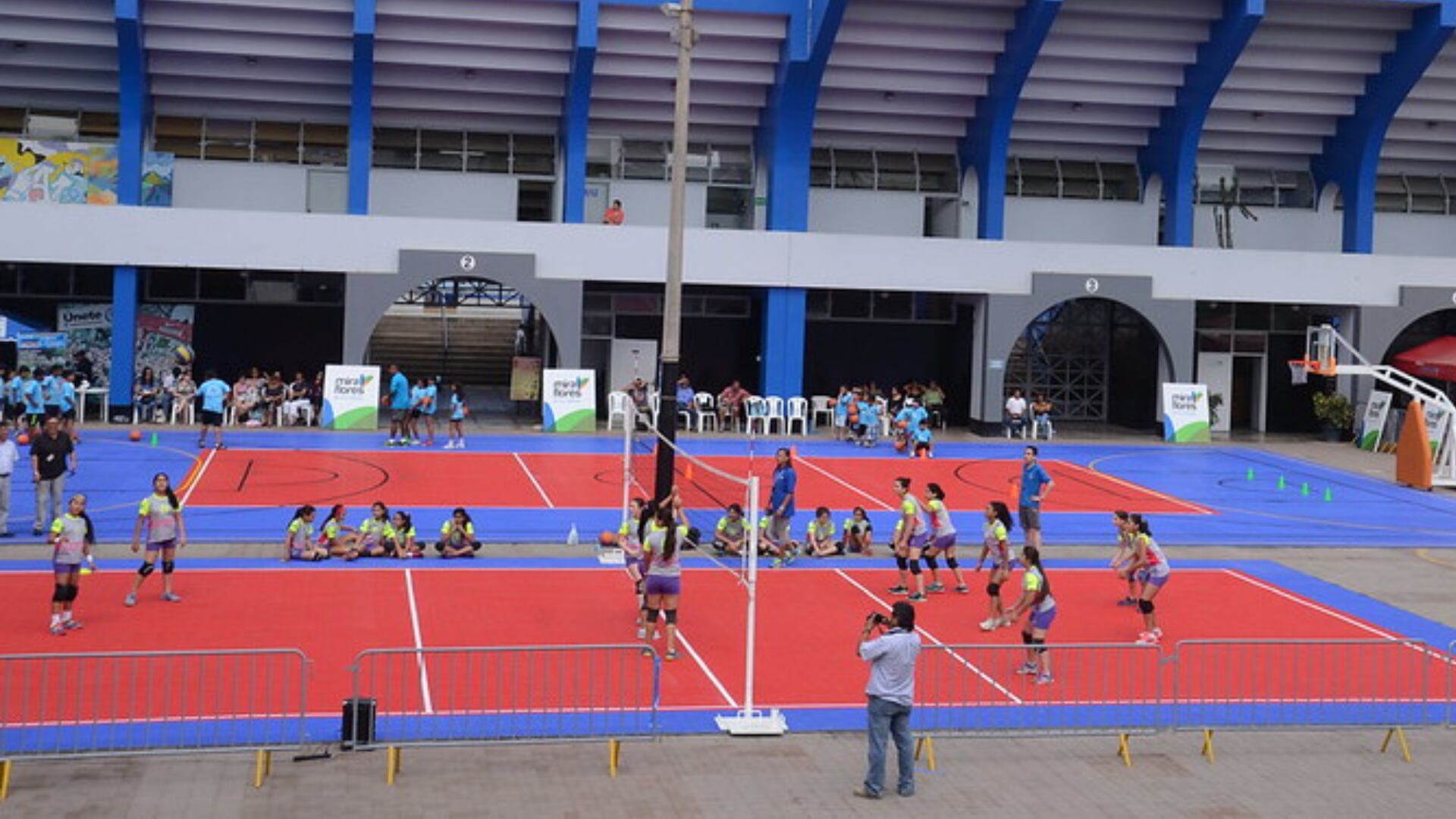 La decisión del consejo municipal de Miraflores de entregar el Estadio Manuel Bonilla a una empresa privada ha desatado inquietud entre vecinos y usuarios, quienes temen perder espacios deportivos de acceso público| Municipalidad de Miraflores
