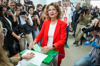 La candidata del PSOE-A, María Jesús Montero, vota en Sevilla en el Colegio de Escuelas Profesionales Sagrada Familia Nuestra Señora de los Reyes. (María José López / Europa Press)