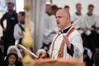 Davide Pagliarani, superior general de la Fraternidad San Pío X, durante su homilía el 1° de julio en Écône, tras desoír el pedido del Papa de no proceder con las consagraciones. (AFP/Fabrice Coffrini)
