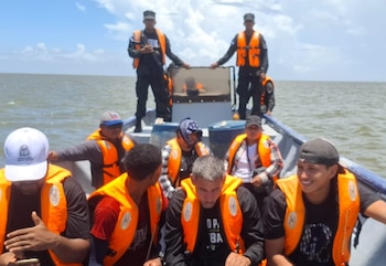 Los ocupantes permanecieron varias horas a la deriva antes de ser localizados por los equipos de rescate. (Foto: Fuerza Naval)