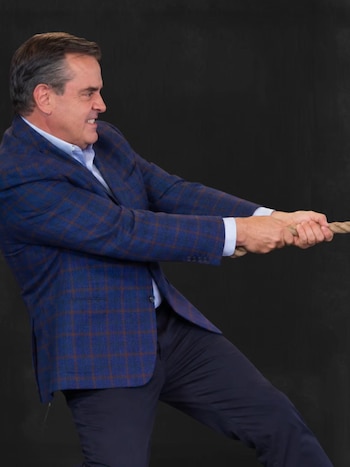 Rafael Poveda afirmó que las denuncias públicas afectan su honra y una trayectoria profesional de cuatro décadas - crédito @masalladelsilenciopodcast/@soyrafaelpoveda/Instagram
