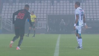 La lluvia y el humo obligaron a suspender parcialmente el partido entre Once Caldas y América en Manizales