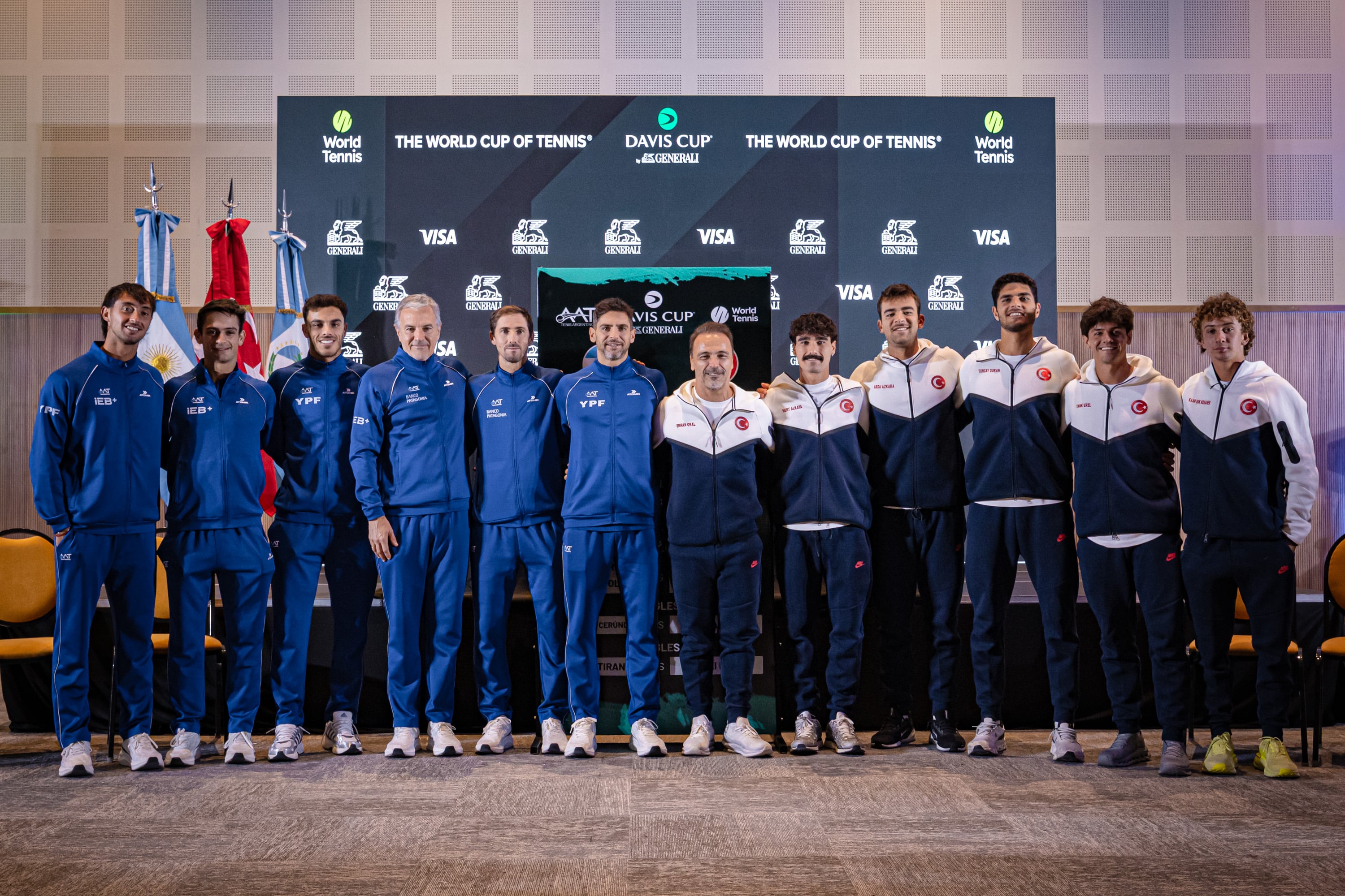 Los equipos de Argentina y Turquía este viernes, durante el sorteo de la serie de Copa Davis (Crédito: Omar Rasjido / Prensa AAT)