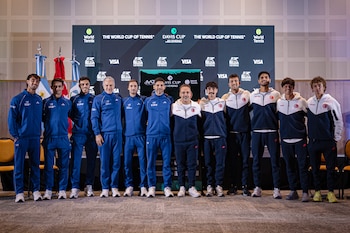 Los equipos de Argentina y Turquía este viernes, durante el sorteo de la serie de Copa Davis (Crédito: Omar Rasjido / Prensa AAT)