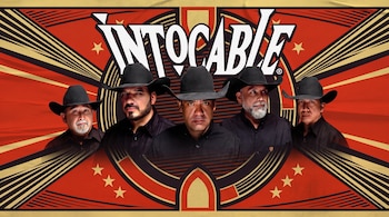 Cinco hombres con sombreros negros y camisas negras posan delante del logotipo de Intocable en un fondo con detalles en rojo y dorado.