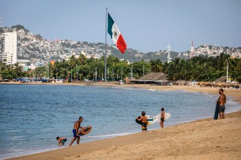 Fotografía fechada el 2 de junio de 2020 que muestra turistas mientras pasean por las playas del balneario de Acapulco. EFE/David Guzmán/Archivo
