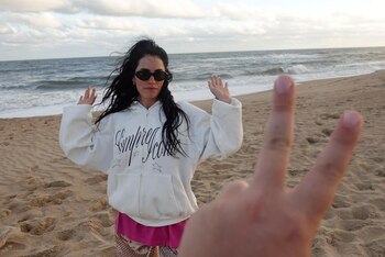 Con una campera estampada y