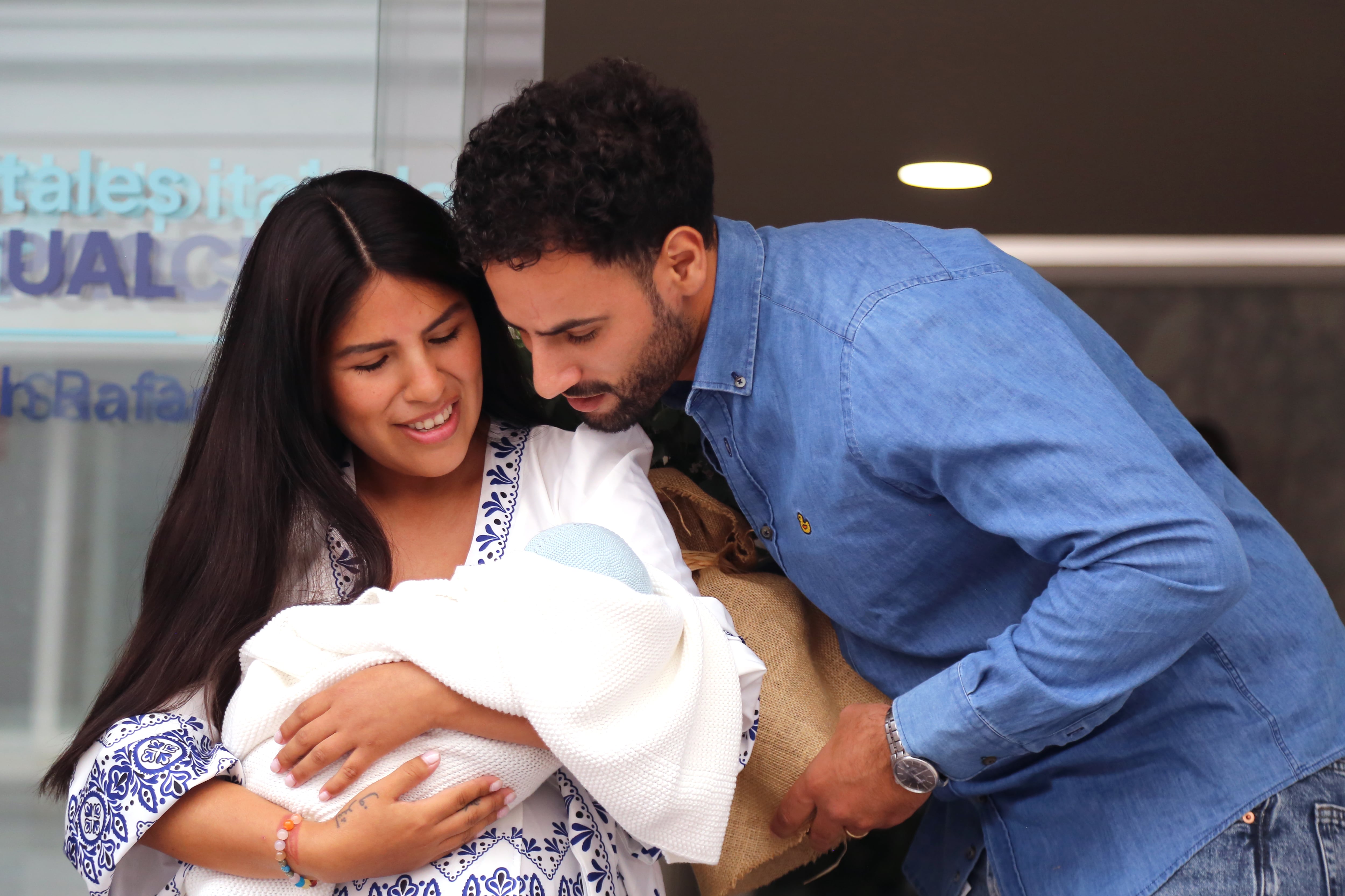 Isa Pantoja, muy emocionada, recibe el alta junto al pequeño Cairo