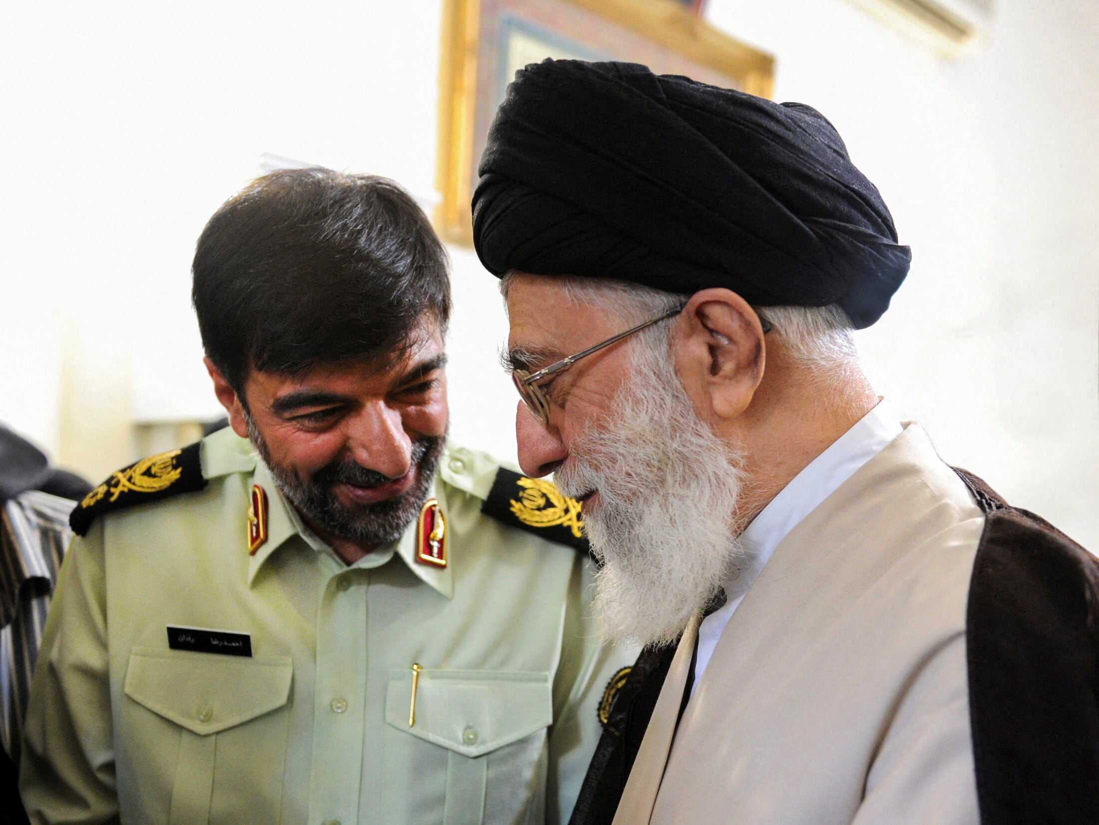 El ex líder supremo de Irán, el ayatolá Alí Khamenei, y el jefe de la policía nacional, Ahmad-Reza Radan, en Teherán (REUTERS)