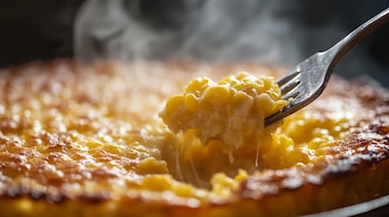 Cazuela de maíz recién horneada,