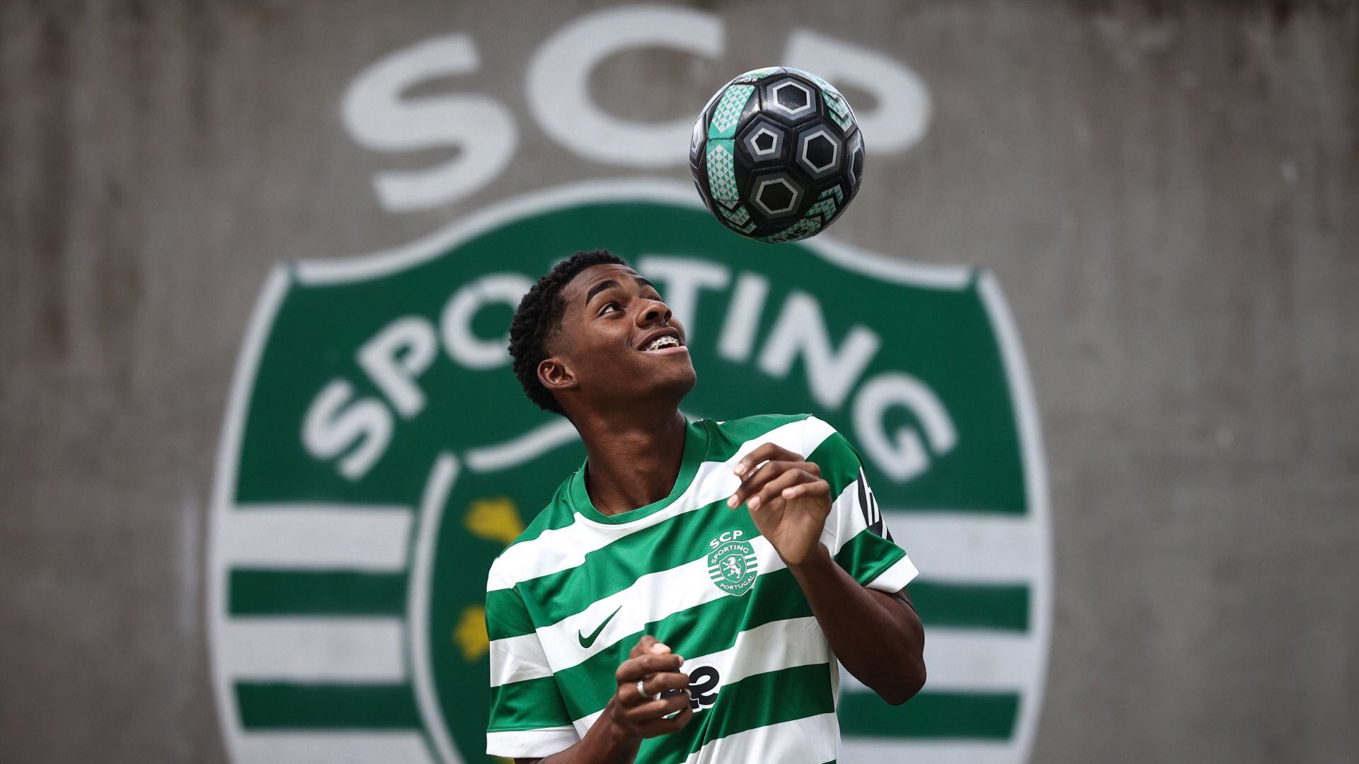 Víctor Guzmán demostrando su lado lúdico con el balón. - Crédito: Sporting Clube