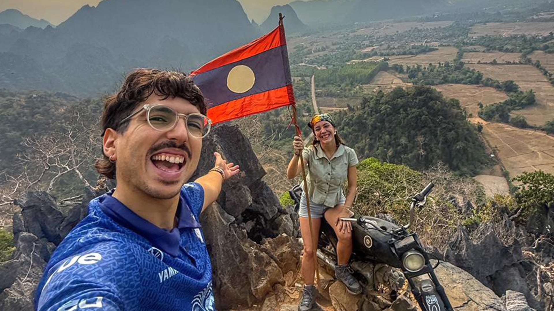 Malena Dujovney y Andrés Rivas en Laos (@lanetaenviaje)