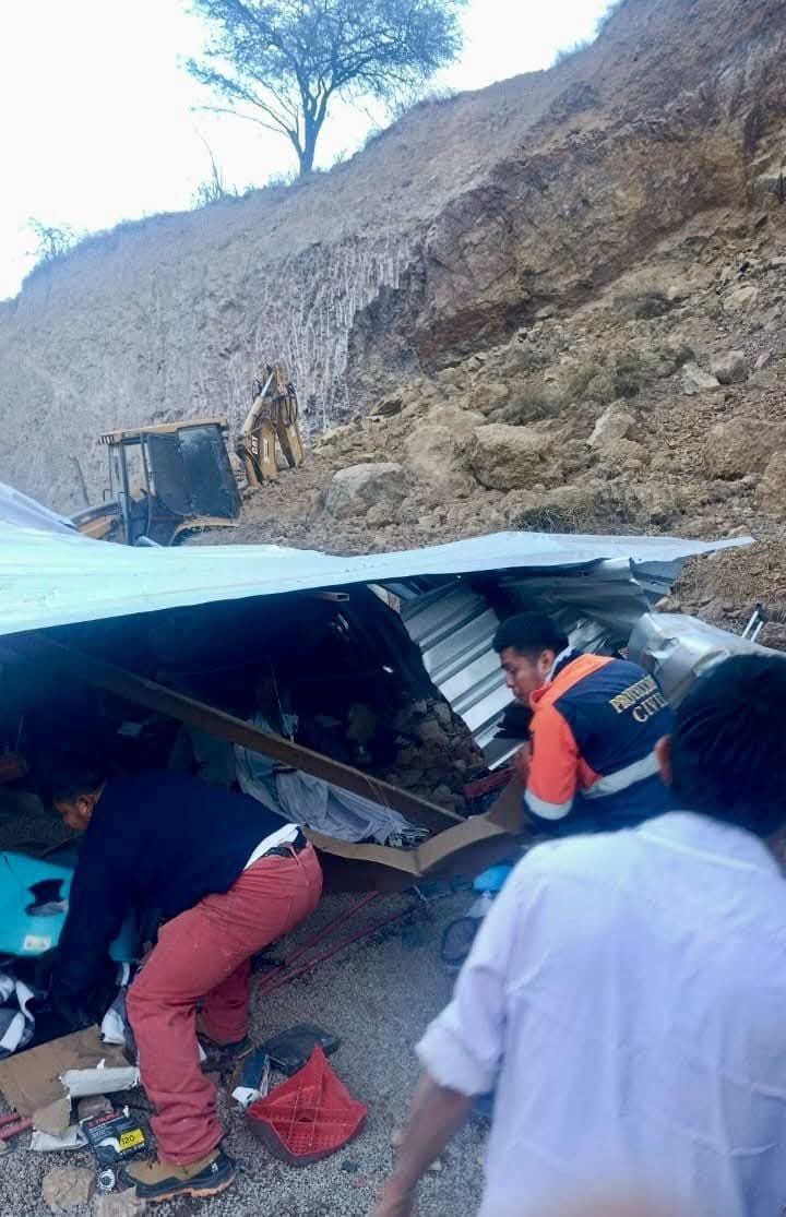 Autoridades trabajaron en las labores de rescate y localización de los cuerpos. Foto: (Gobierno Municipal de Tlapa de Comonfort 2024-2027/Facebook)