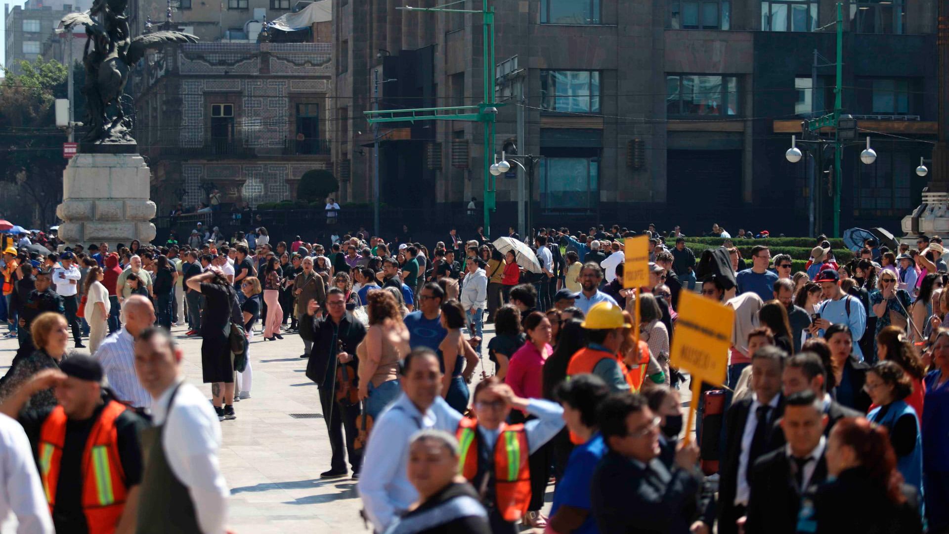 El ejercicio no solo pone a prueba la tecnología de alerta, sino que también fomenta la identificación de zonas seguras, la capacitación de brigadas y la elaboración de planes familiares de emergencia. FOTO: GRACIELA LÓPEZ/CUARTOSCURO
