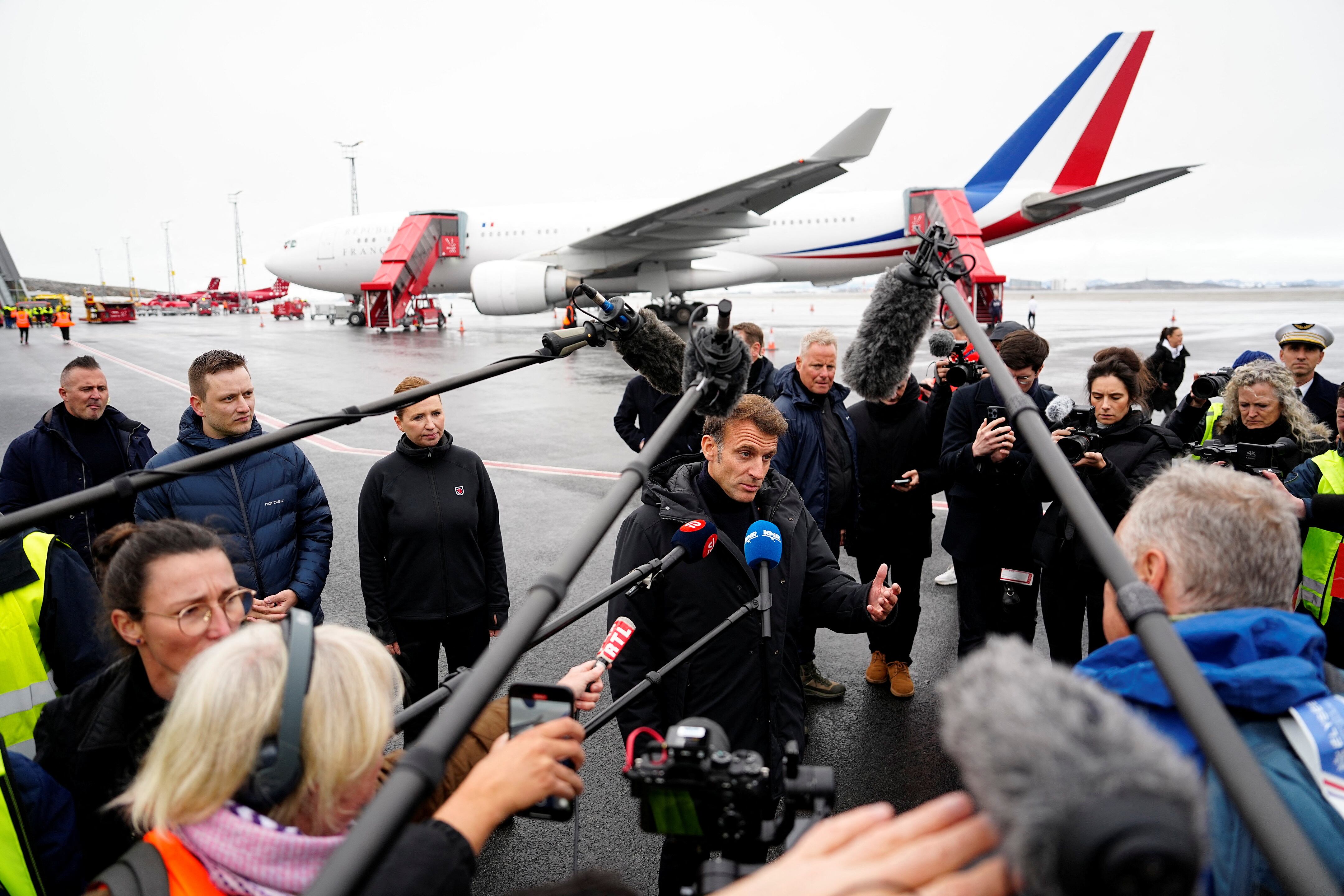El presidente francés, Emmanuel Macron, habla con miembros de los medios a su llegada al aeropuerto de Nuuk, en Nuuk, Groenlandia, el 15 de junio de 2025. Ritzau Scanpix/Mads Claus Rasmussen/vía REUTERS