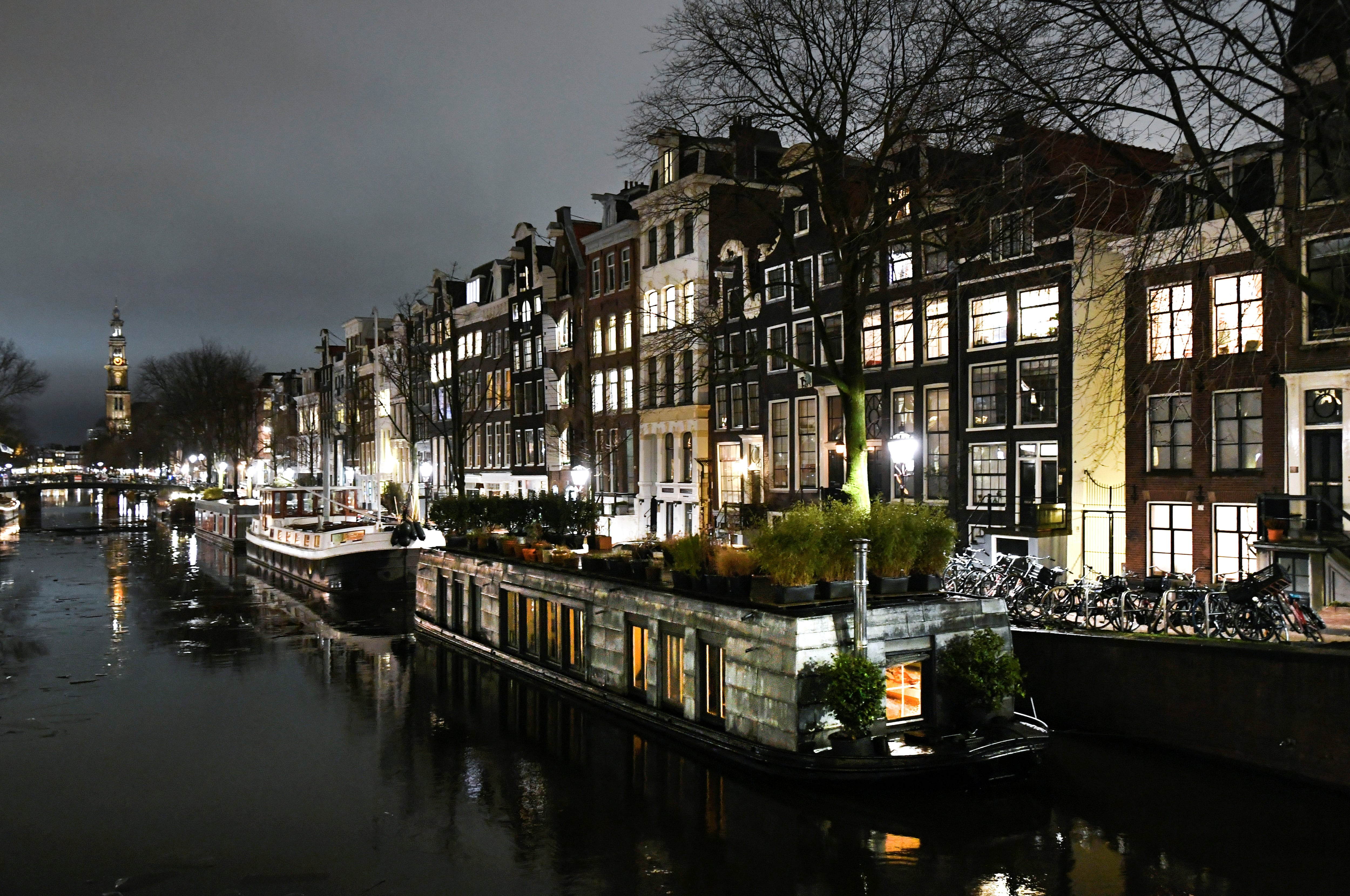 Ámsterdam supera el turismo masivo, la vida nocturna se expande a barrios como Noord y presenta clubes, galerías y bares sofisticados a pie (REUTERS/Piroschka Van De Wouw)