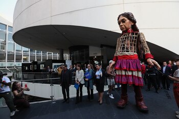 La marioneta Amal, que representa a una niña migrante siria, llegó al Senado de la República en la Ciudad de México (México). EFE/Mario Guzmán