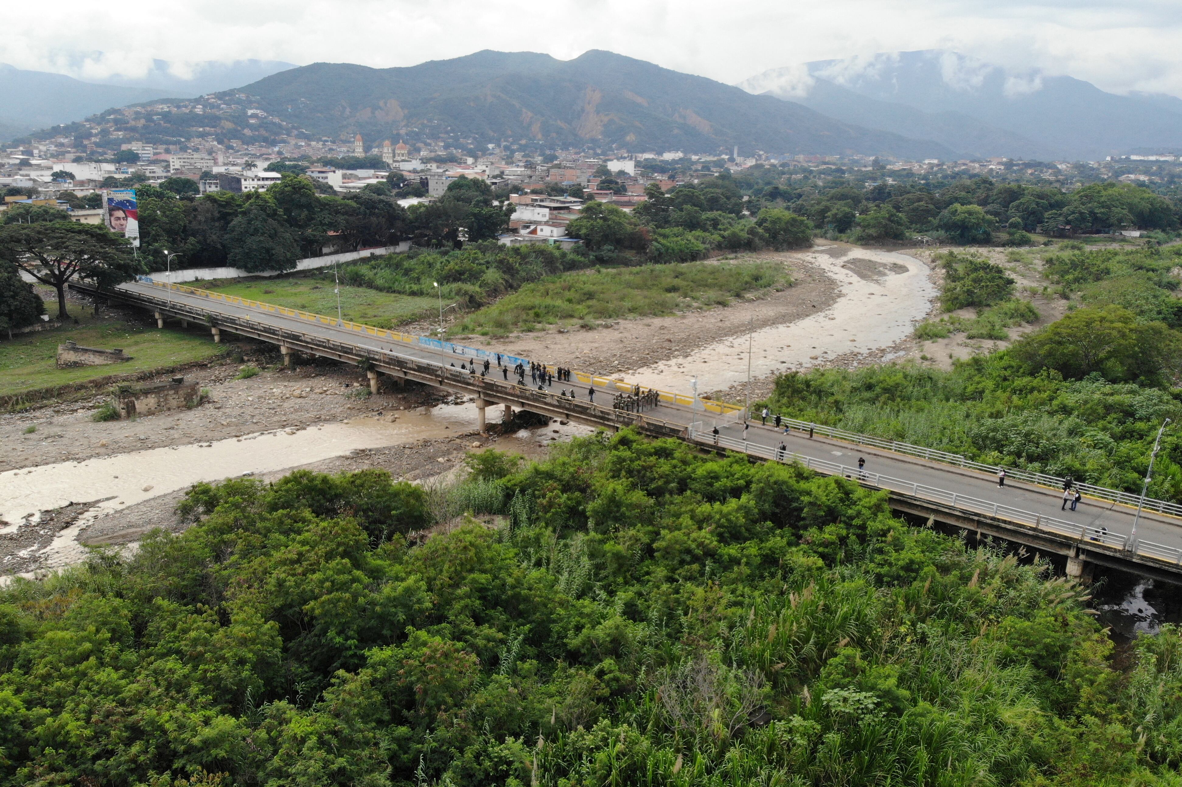 Posteriormente, respondió a quienes, según él, le preguntaron si su posición implicaba bloquear el paso fronterizo. Zuluaga aclaró que su propuesta busca restringir el acceso únicamente a quienes delinquen - crédito Schneyder Mendoza / AFP)