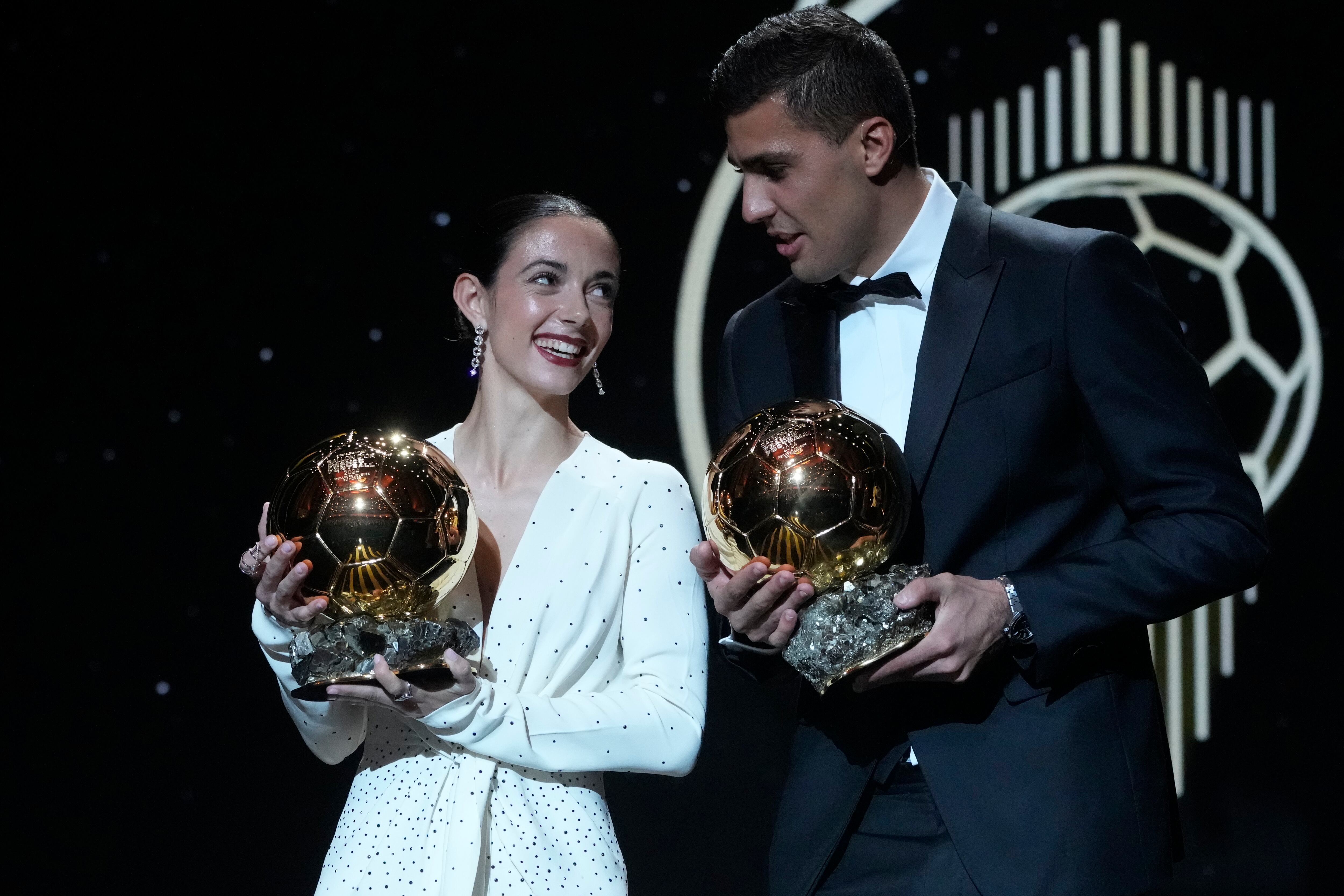 Aitana Bonmatí y Rodri Hernández ganaron el Balón de Oro en 2024 (AP Foto/Michel Euler)