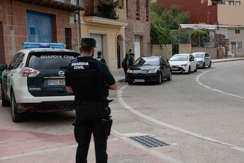 Los vecinos de Gátova (Valencia) que fueron desalojados el pasado viernes por el avance del incendio declarado el jueves en Segorbe (Castellón) pueden regresar ya a sus domicilios, pero deberán permanecer confinados y beber agua embotellada. En la imagen agentes de la Guadia Civil informan a los primeros vecinos en volver a Gátova cual es la situación en la localidad.