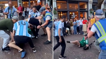 Varias personas, algunas con camisetas de Argentina, agreden a un mexicano en el suelo mientras otros observan en una calle..