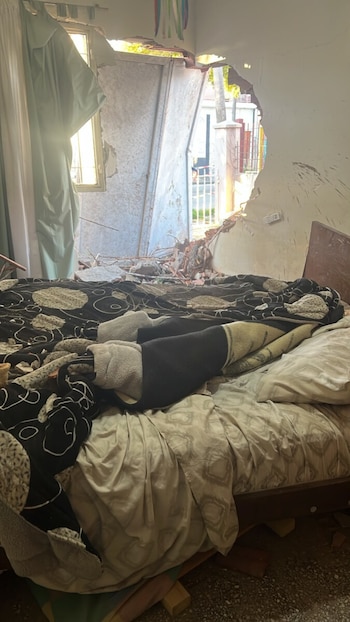 El impacto desplazó la cama de Luis Néstor Chaparro, rompió una pared y dejó escombros dentro del dormitorio (Crédito: La Brújula 24)