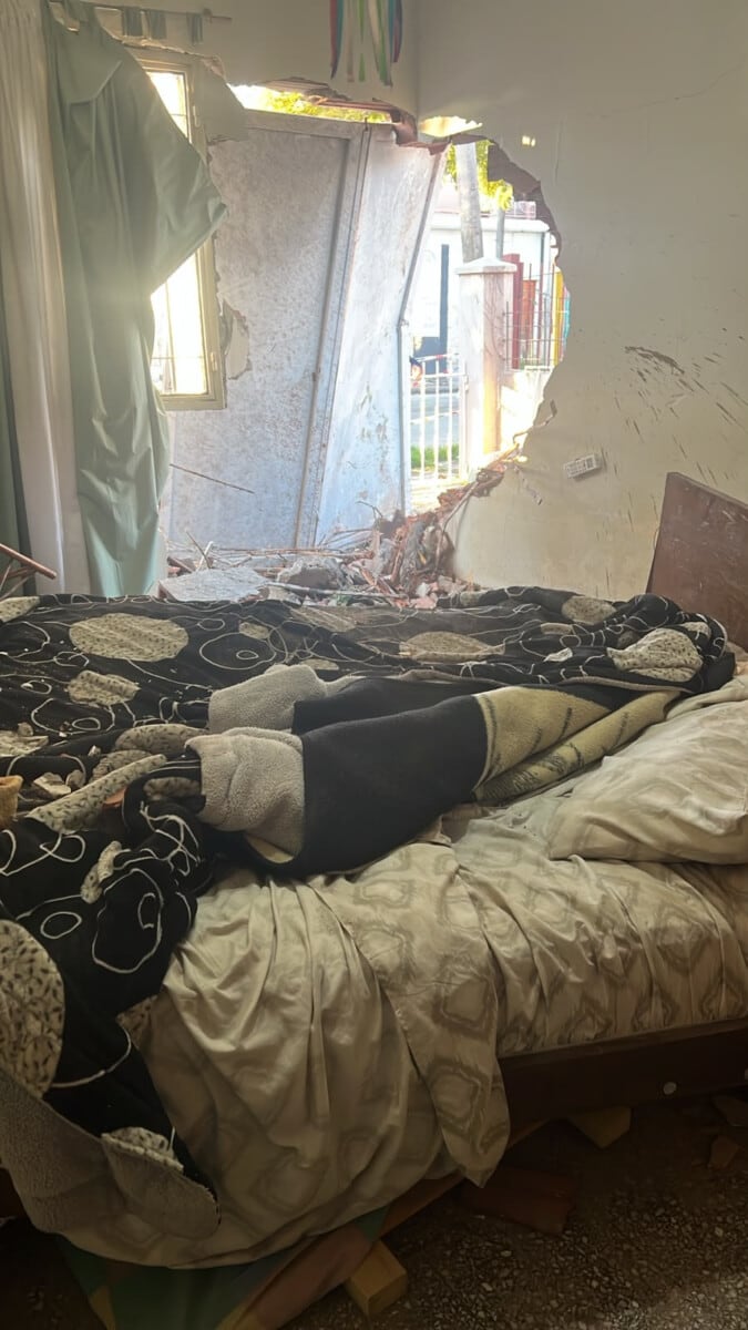 El impacto desplazó la cama de Luis Néstor Chaparro, rompió una pared y dejó escombros dentro del dormitorio (Crédito: La Brújula 24)