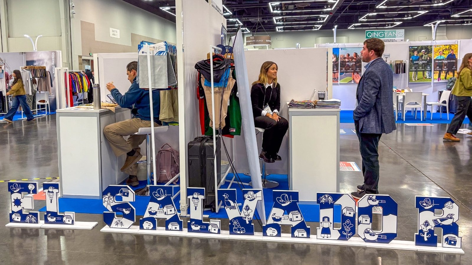 Representantes de empresas salvadoreñas presentan tejidos funcionales en la Functional Fabric Fair de Portland, Oregón, en abril de 2026./ (Embajada de El Salvador en Estados Unidos)