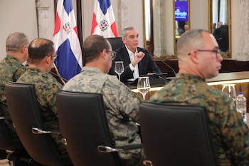 Fotografía cedida este 26 de octubre por la presidencia de la República Dominicana en la que se captó al jefe de Estado dominicano, Luis Abinader (c-d), durante una reunión con ministros y altos mandos militares, en el Palacio Nacional de Santo Domingo (República Dominicana). EFE/Presidencia R. Dominicana
SOLO USO EDITORIAL / (CRÉDITO OBLIGATORIO)