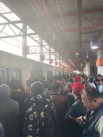 Usuarios deben esperar varios convoyes