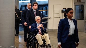 McConnell lleva 3 semanas hospitalizado y sus asesores no revelan la causa