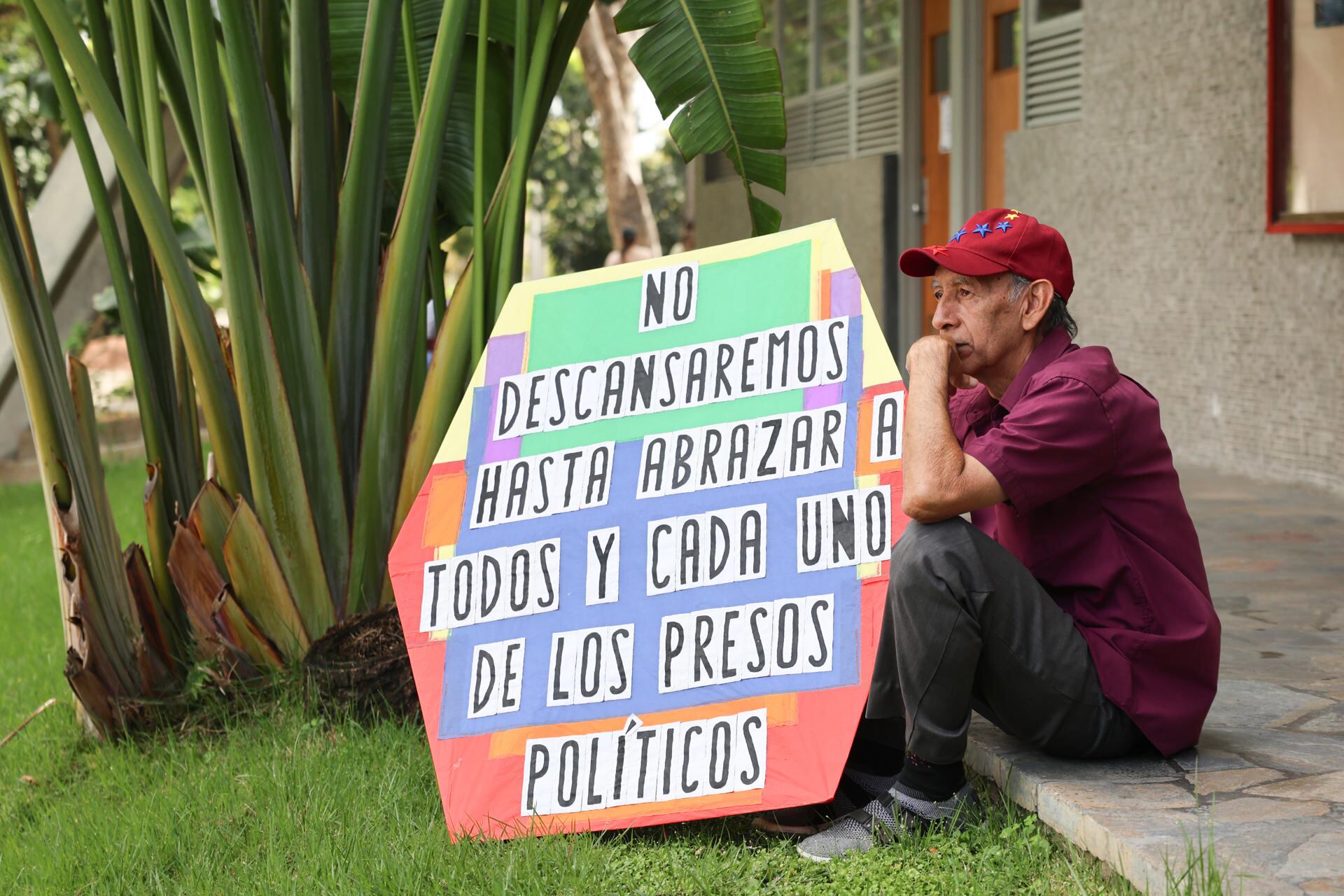 Una persona sostiene un cartel durante una rueda de prensa sobre presos políticos en la Plaza del Rectorado UCV en Caracas (EFE/Miguel Gutiérrez)