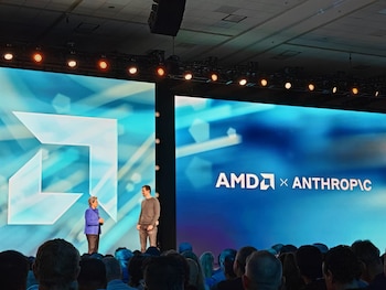 Lisa, CEO de AMD y Tom Brown, cofundador de Anthropic, haciendo el anuncio del millonario acuerdo que integra conocimiento en tecnología de manera recíproca.